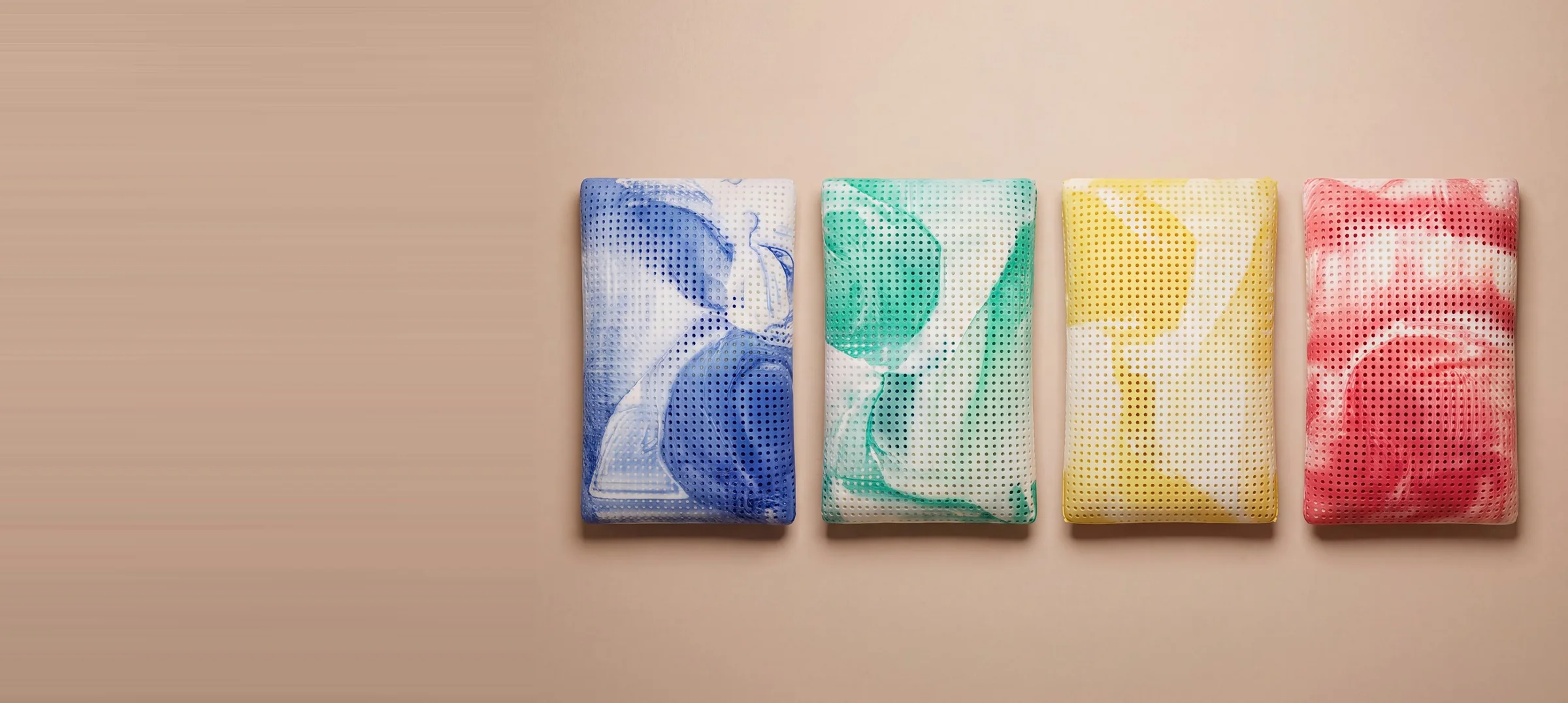 Die vier Schlafzauberkissen Chromatherapie in Blau, Grün, Gelb und Rot nebeneinander